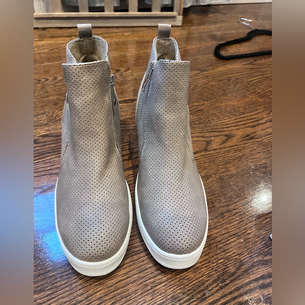 Boots with small heel-size 7.5